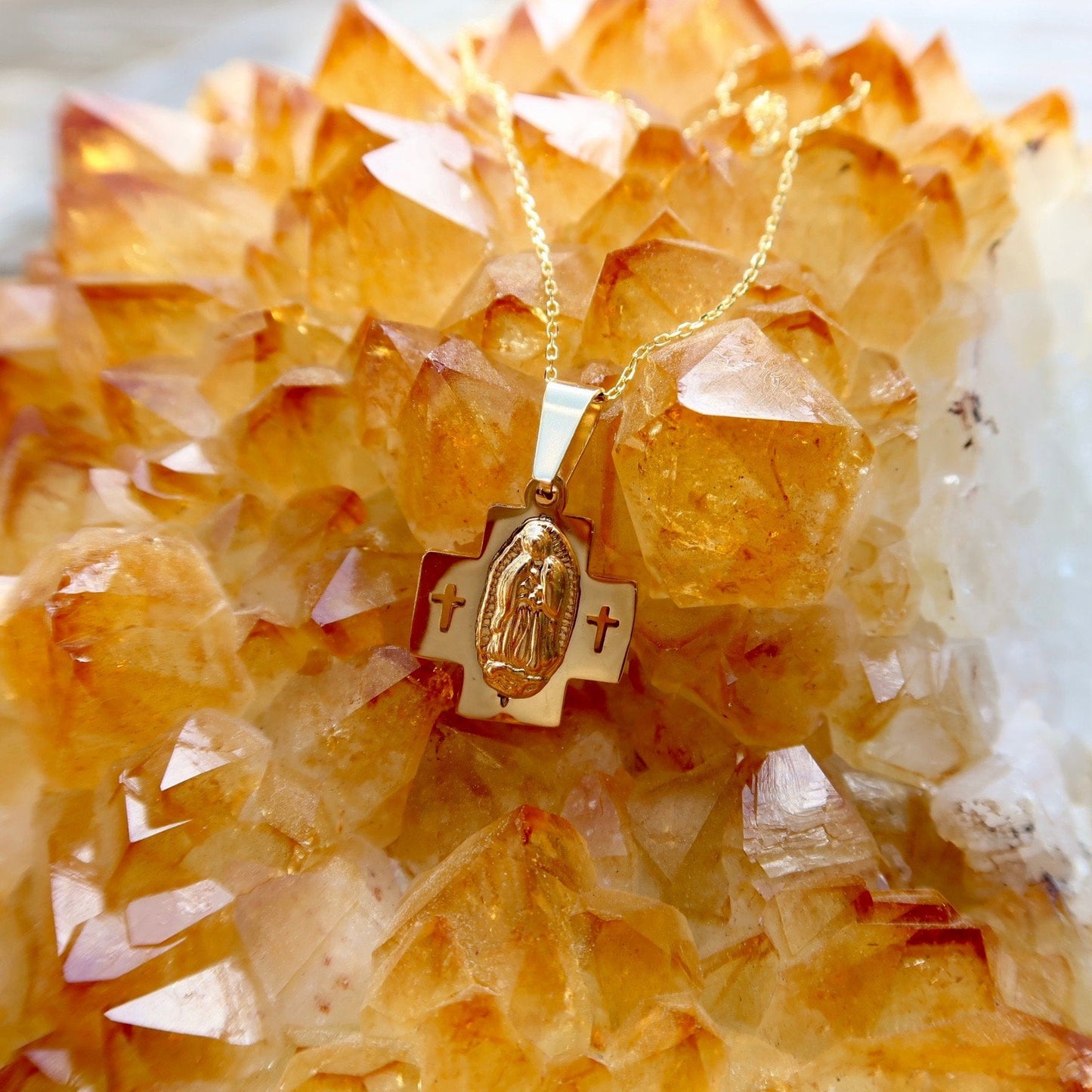 Saint Necklace Double Cross | Gold